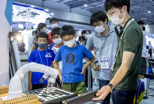 産業用ロボット体験をしている写真
