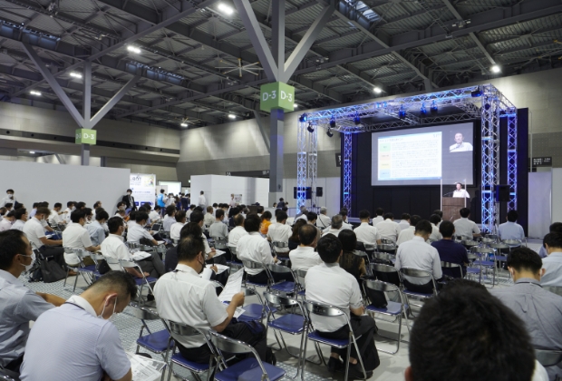 会場のメインステージで、主催セミナーやイベントが開催されている写真