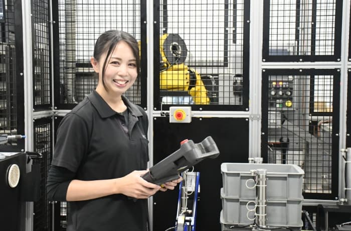 “ロボジョ”として活躍する製造部の徳増藍子さんのイメージ