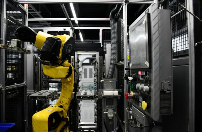「パレットチェンジ方式」のロボットシステムで多品種少量生産の自動化を実現するイメージ
