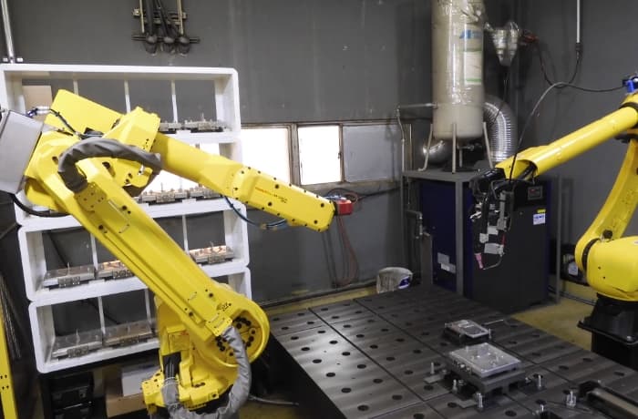 溶接工程で２台のロボットを使うイメージ